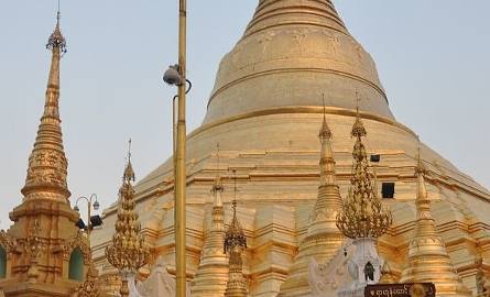 Złota Stupa o wysokości niemal stu metrów