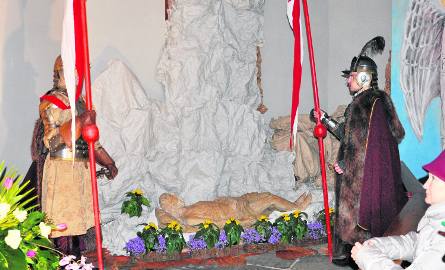 Wartę przy grobie w sandomierskiej katedrze pełnili rycerze.