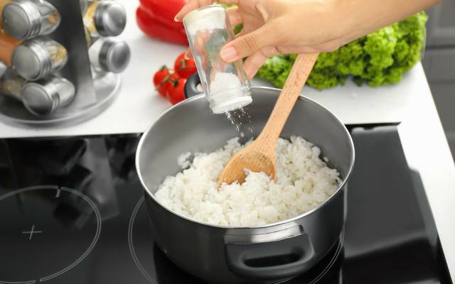 Nie do wiary, jak wiele osób gotuje ryż nieprawidłowo. Te 3 błędy mogą być szkodliwe dla zdrowia. Sprawdź, jak ugotować ryż