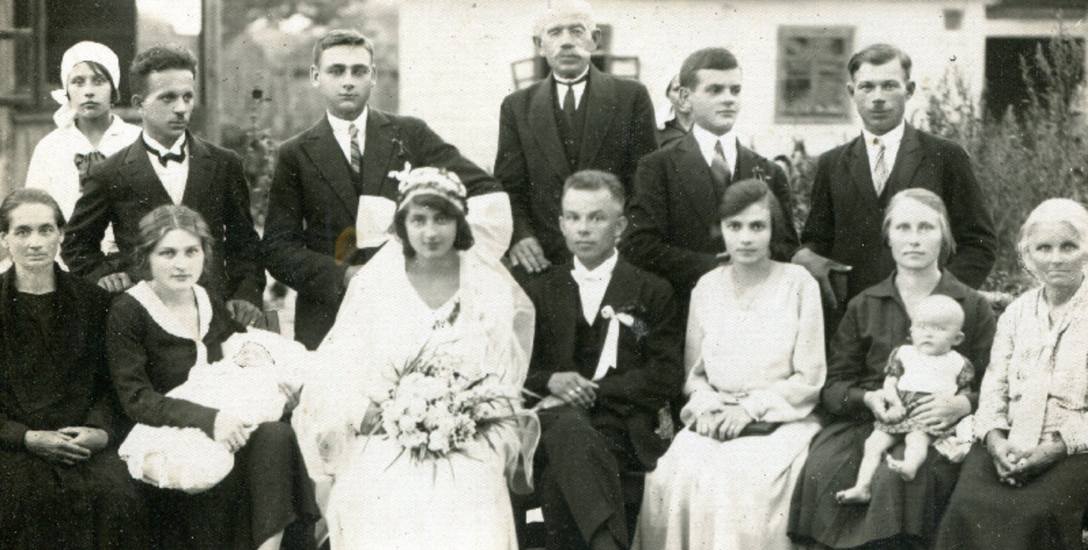Ślub rodziców pana Janusza - Józefa Mroza z Marią Kucharską. U góry drugi z lewej brat taty Stanisław, dalej brat mamy Zenon i dziadek Jan Mróz; pierwszy