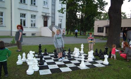 Dzieci mogły grać w plenerze w szachy.