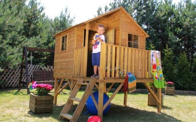 Najlepsze pomysły i inspiracje na domki ogrodowe dla dzieci. Jaki model wybrać i jak samodzielnie je wykonać? [ZDJĘCIA]