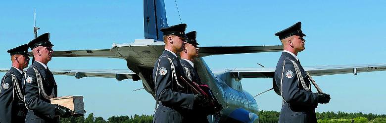 Kolejny pogrzeb poznańskiego lotnika odbył się z pełnym ceremoniałem wojskowym, a zaczął na lotnisku w Krzesinach.