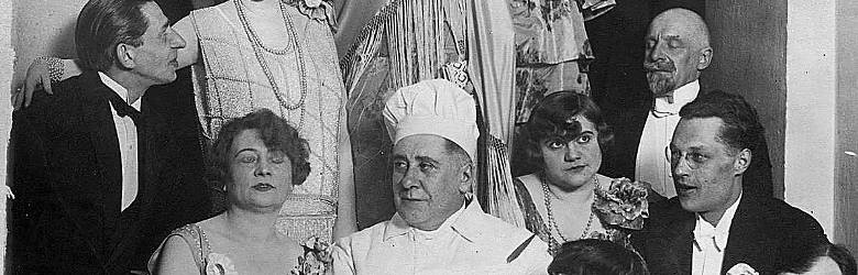 Bal środowiska literackiego w Warszawie, rok 1927. Ferdynand Ossendowski siedzi na pierwszym planie - w stroju kucharza