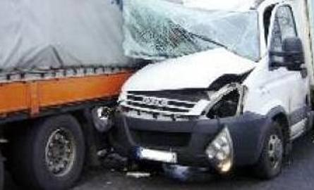 Kierowca iveco, podczas omijania stojącego na szosie ciężarowego dafa z naczepą, uderzył w niego.