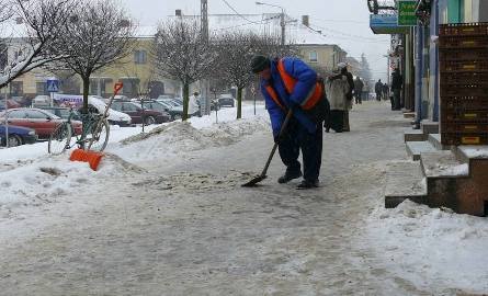 Za porządek zimowy na staszowskich ulicach objętych odśnieżaniem z ramienia urzędu miasta odpowiada 13 osób.