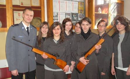 Klasa II c w swoich mundurach podczas nauki strzelania
