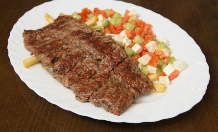 Adana kebab to jedno z najchętniej wybieranych dań w Antalyi. Przygotowywane jest z mięsa wołowego z dodatkiem przypraw i ziół.