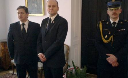 Radomska delegacja w przedsionku sali kolumnowej. Od lewej: Dariusz Wójcik, Andrzej Kosztowniak i Paweł Frysztak, komendant Komendy Miejskiej Państwowej
