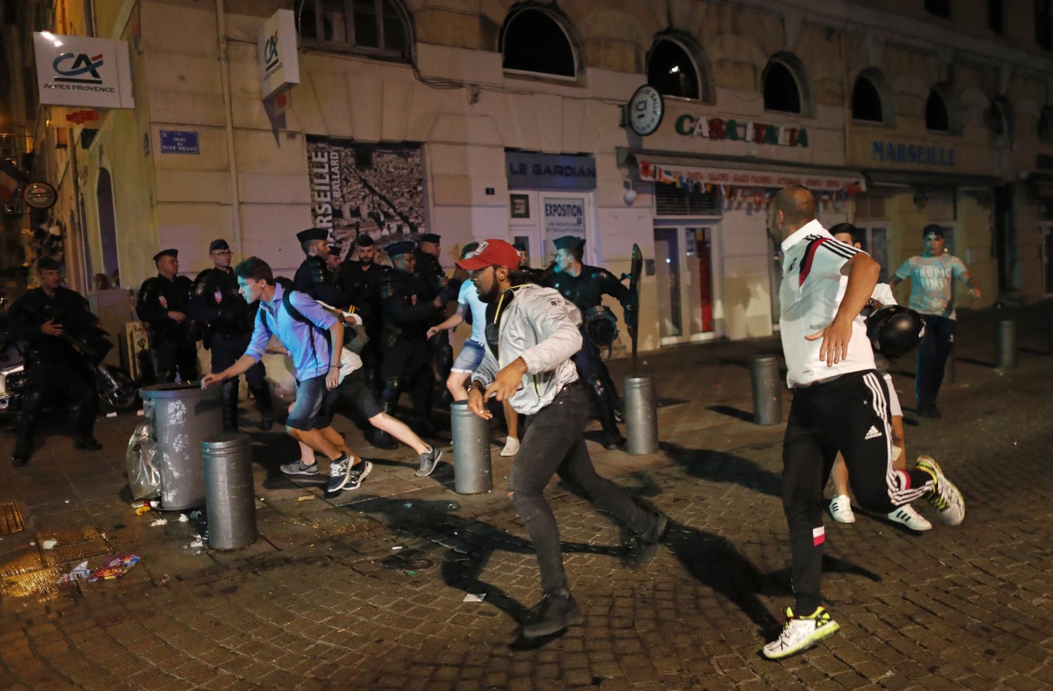 Russian hooligans france. Беспорядки на евро 2016. Драка в Марселе между англичанами и российскими. Euro 2016 Russian Hooligans in France.