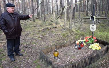 Tadeusz Kiełek ze Stanowisk (gmina Kluczewsko) wskazuje zbiorową mogiłę pięciu niemieckich żołnierzy, zabitych pod koniec II wojny światowej przez R