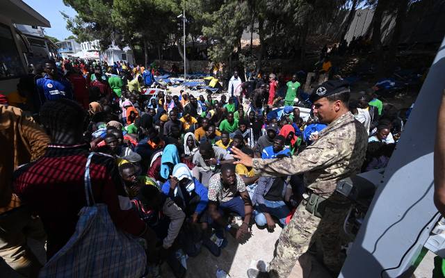 Ośrodek dla migrantów we Włoszech wymyka się spod kontroli. Setki migrantów uciekły