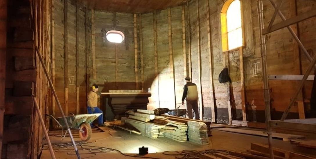 Konserwator zabytków nakazał zdjęcie boazerii z lat 60-tych. Wnętrze kościoła będzie mieć surowy wygląd.