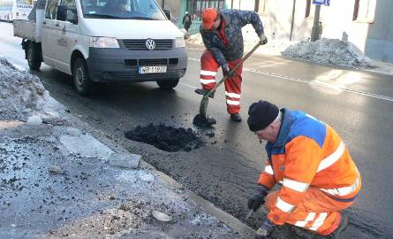 Pracownicy firmy Drogbud łatali w poniedziałek większe dziury na ulicy 25 Czerwca w Radomiu.