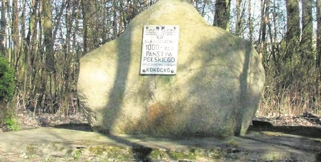 Kamień z tablicą pamiątkową w Kokocku miał upamiętnić 100-lecie powstania Państwa Polskiego. Tak wygląda dziś.