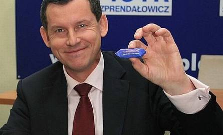Oto "krówka - szprendałówka" - radny Piotr Szprendałowicz prezentował narzędzia, dzięki którym udało mu się zdobyć tyle głosów.