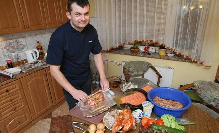 Mirosław Ciołak szykuje mięsa na świąteczny obiad.