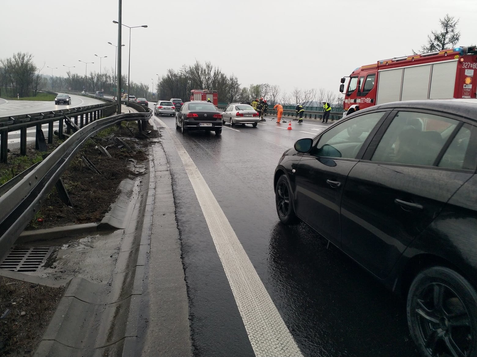 Kraków. Samochód uderzył w bariery na autostradzie w