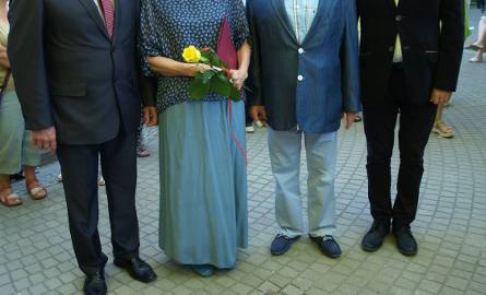 Słoneczko już odsłonięte. Od lewej burmistrz Buska-Zdroju Waldemar Sikora, Jerzy Maksymiuk z żoną, dyrektor festiwalu Artur Jarom.