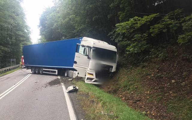 Wypadek na DK 46 na trasie Mąkolno – Laski. Samochód osobowy zderzył się z ciężarówką. Interweniowało LPR