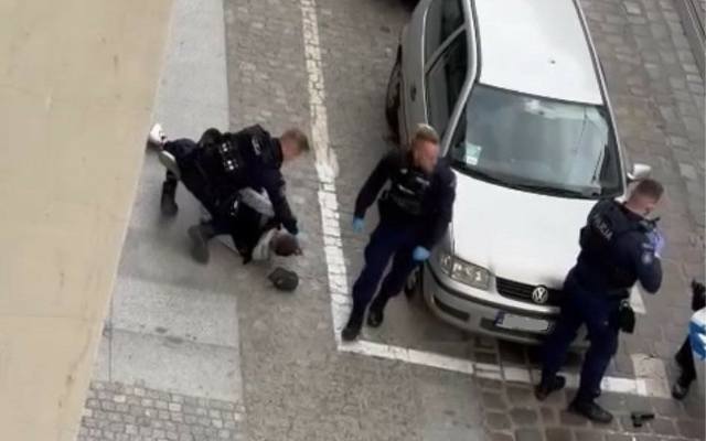 Zgłoszenie o nieletnich z bronią w centrum Poznania. Policja wyjaśnia zdarzenie