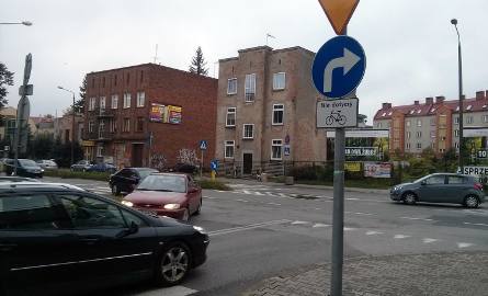 W środę na ulicy Podwalnej pojawił się znak umożliwiający rowerzystom skręt w lewo w Narutowicza.