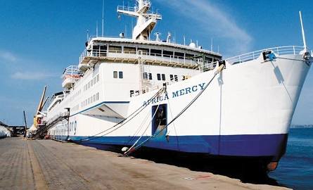 Na Mercy Ships pracuje 600 wolontariuszy. Niedługo ten profesjonalnie wyposażony, szpital przejdzie na zasłużoną emeryturę. W budowie jest już następny