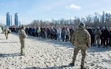 Na plaży w tzw. Gidroparku położonym na jednej z wysp na Dnieprze nacjonalistyczna paramilitarna organizacja Prawy Sektor zorganizowała szkolenie dla