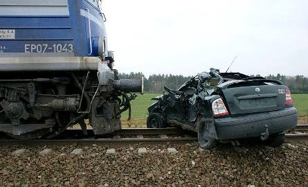 Downary: Wypadek śmiertelny na przejeździe kolejowym. Pociąg uderzył w skodę.