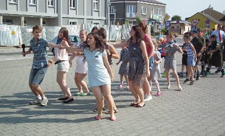 Taniec „Belgijka” zatańczyło w Zwoleniu kilkadziesiąt osób.