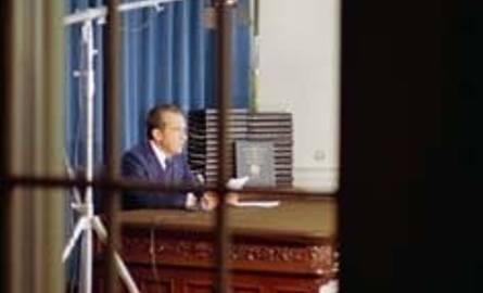Nixon podczas telewizyjnego wywiadu, w którym przyznał się do "popełnienia błędów"