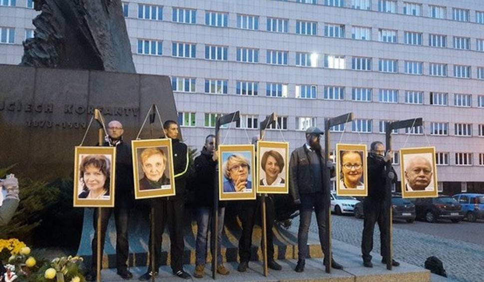 Narodowcy w Katowicach powiesili zdjęcia posłów PO na szubienicach