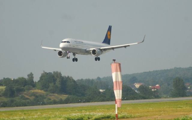 Niecodzienne lądowanie samolotu na porcie w krakowskich Balicach. Pilot zgłosił problemy techniczne