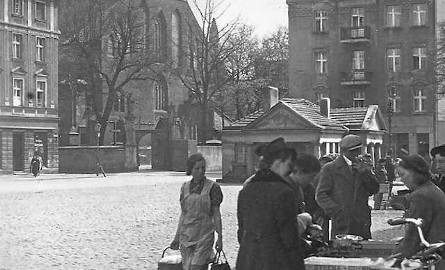Rynek Nowomiejski z kościołem św. Jakuba i naszą kamienicą na fotografii z lat II wojny światowej