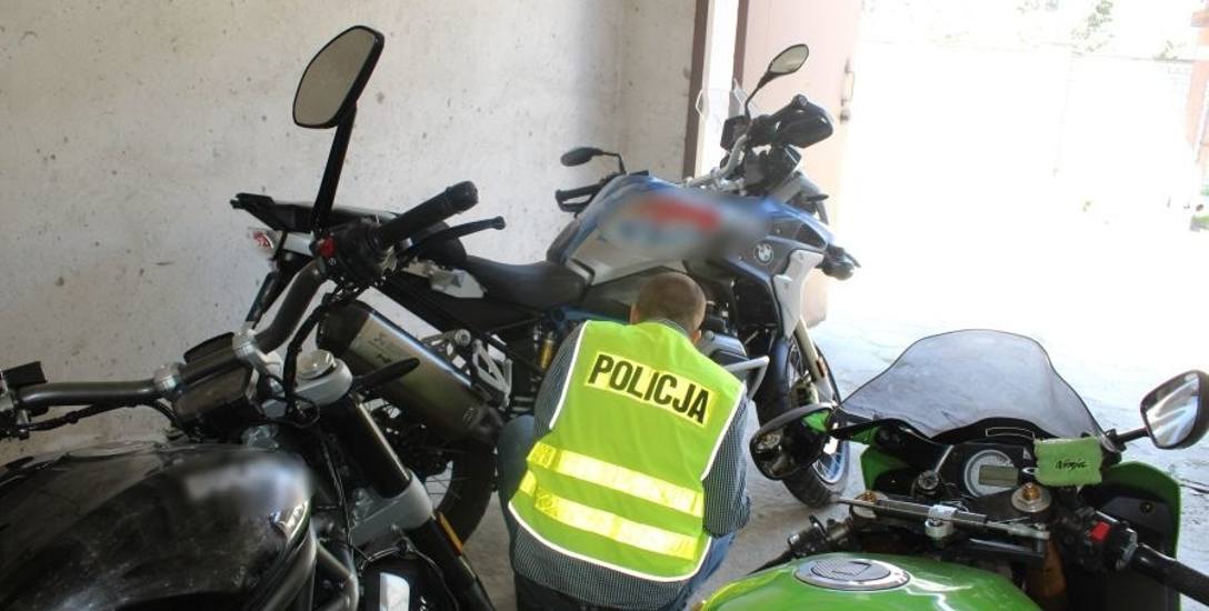 Policja zatrzymała sześć osób. Motocykle skradzione w Łowiczu były ukryte pod belami słomy