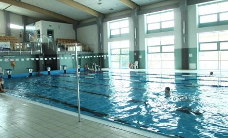 Duży basen ma długość 25 metrów i sześć torów pływackich.
