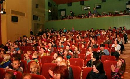 Na spektakl do Centrum Kultury i Sztuki w Połańcu przyszło wielu małych widzów.