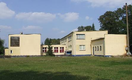 RlipskoSzymanow2 W kompleksie w Szymanowie oprócz szkoły znajdował się także murowany budynek gospodarczy, plac zabaw, boisko.
