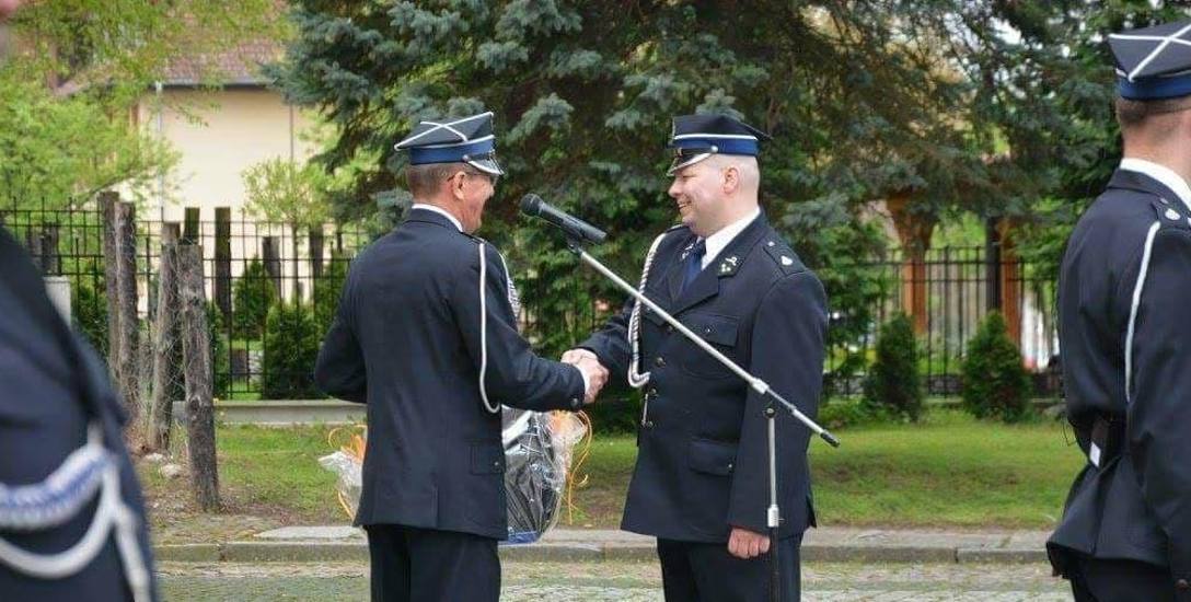 W dniu obchodów „Dnia Strażaka” burmistrz Stanisław Kozłowski przekazał kamerę termowizyjną komendantowi OSP_w Ośnie Pawłowi Michałkowi. Kamera została