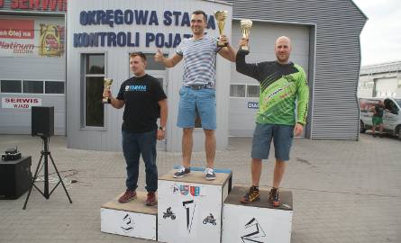 Hubert Pachniak z ostrowieckiej Endurorany (pierwszy od lewej) na podium klasy E1 Pucharu Polski.