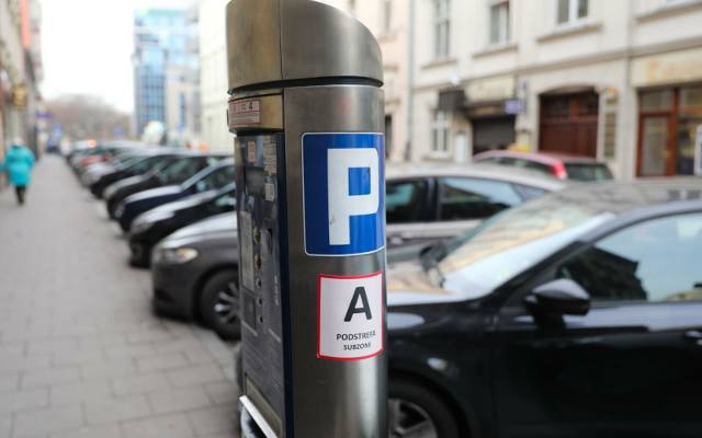 Radni zadecydują o rozszerzeniu strefy płatnego parkowania w Krakowie. Dochód miasta może zmniejszyć się o 18 milionów złotych