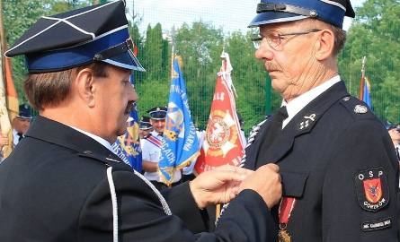 Zdzisław Burgiel otrzymał z rąk burmistrza Tadeusza Knopka złoty medal „Za Zasługi dla Pożarnictwa”.