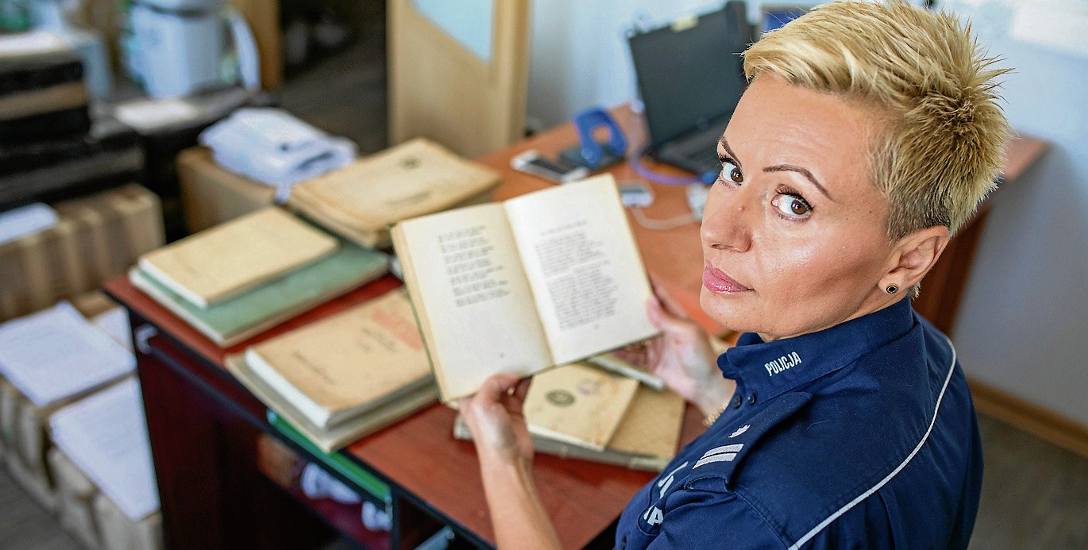 Podinspektor Monika Chlebicz z zabezpieczonymi przez bydgoskich policjantów starymi książkami