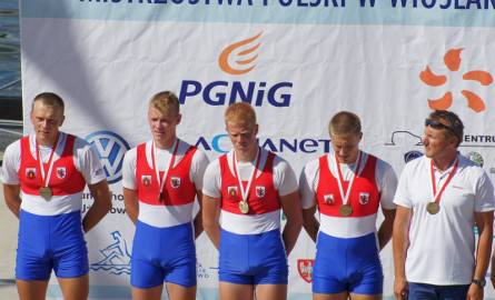 Złoci medaliści w "4" podwójnej (od lewej): Łukasz Nieradka, Bartosz i Filip Leszczyńscy, Łukasz Przystawski. Z prawej ich trener,