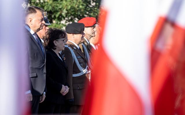 „Dziś możemy cieszyć się tym, że Polska jest wolna”. Marszałek Sejmu i szef MON na uroczystościach w Legnicy