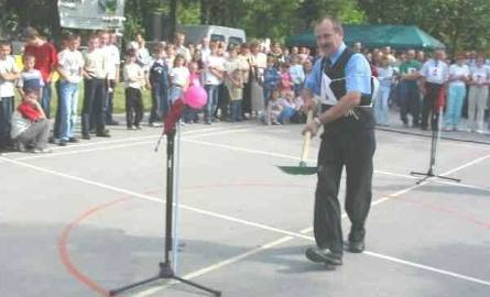 W gminie po raz pierwszy zorganizowano turniej sołtysów. Na zdjęciu: Krzysztof Borowiec, sołtys Korytnicy, z jajkiem na łopacie.