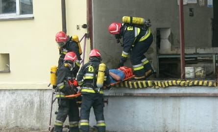 Podczas ćwiczeń odbyła się między innymi ewakuacja rannego pracownika. Strażacy znaleźli go w jedym z magazynów.