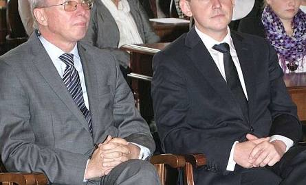 W parze zawsze raźniej. Wojewoda Jacek Kozłowski oraz wicemarszałek Piotr Szprendałowicz podczas przyznawania stypendiów kanadyjskich w Radomiu.