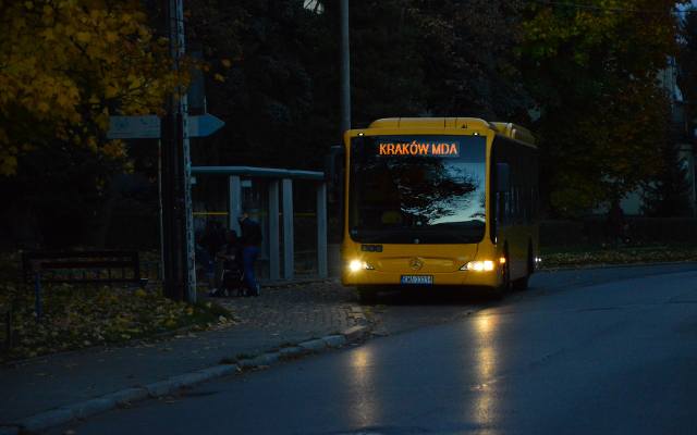 Myślenice. Koniec żółtych autobusów do Krakowa. Przewoźnik zamyka linię, pasażerowie piszą o 