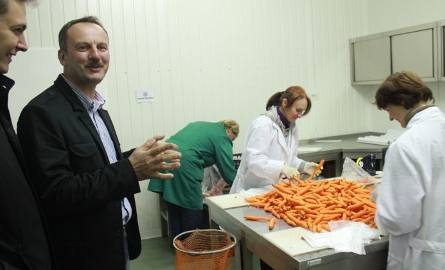 Mirosław Fucia, prezes Spóldzielni w Sielcu Koloni, jest dumny z tego, że jego grupa jako jedyna w województwie dostarcza owoce i warzywa do szkół na
